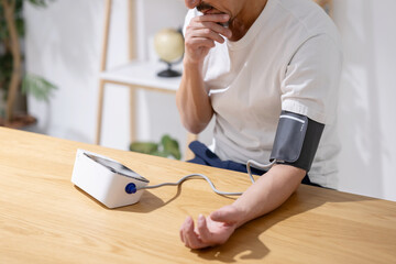 血圧を計る男性