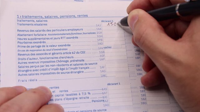 Une personne en train de remplir le formulaire 2042 de d&eacute;claration des imp&ocirc;ts sur le revenu 2026 en France.