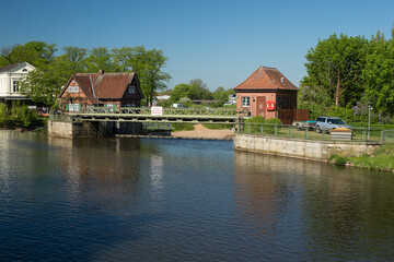 Obraz premium old half-timbered house next to the water