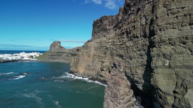 Agaete - Gran Canaria - Wyspy Kanaryjskie - Hiszpania - niesamowite klify i piękne g&oacute;rskie widoki, miasteczko na zachodzie wyspy, ocean, fale, g&oacute;ry nagrane dronem