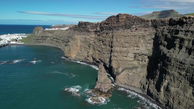 Agaete - Gran Canaria - Wyspy Kanaryjskie - Hiszpania - niesamowite klify i piękne g&oacute;rskie widoki, miasteczko na zachodzie wyspy, ocean, fale, g&oacute;ry nagrane dronem