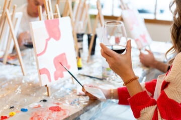 Friends enjoying art and wine workshop painting and socializing © Alfonso Soler