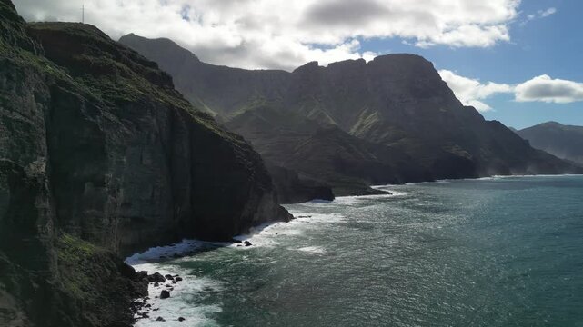Agaete - Gran Canaria - Wyspy Kanaryjskie - Hiszpania - niesamowite klify i piękne g&oacute;rskie widoki, miasteczko na zachodzie wyspy, ocean, fale, g&oacute;ry nagrane dronem