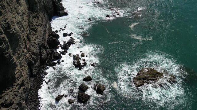 Agaete - Gran Canaria - Wyspy Kanaryjskie - Hiszpania - niesamowite klify i piękne g&oacute;rskie widoki, miasteczko na zachodzie wyspy, ocean, fale, g&oacute;ry nagrane dronem