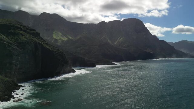 Agaete - Gran Canaria - Wyspy Kanaryjskie - Hiszpania - niesamowite klify i piękne g&oacute;rskie widoki, miasteczko na zachodzie wyspy, ocean, fale, g&oacute;ry nagrane dronem