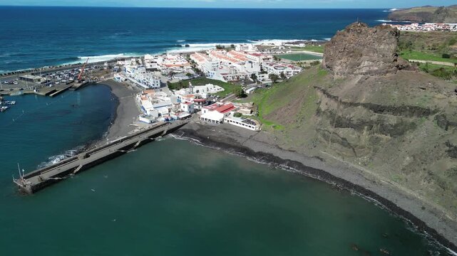 Agaete - Gran Canaria - Wyspy Kanaryjskie - Hiszpania - niesamowite klify i piękne g&oacute;rskie widoki, miasteczko na zachodzie wyspy, ocean, fale, g&oacute;ry nagrane dronem