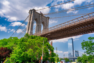 Fototapeta premium Iconic Brooklyn Bridge seen from Brooklyn Bridge Park during bright summer daylight, New York City