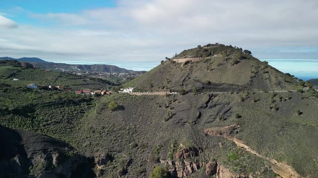 Gran Canaria - Hiszpania - Caldera de Bandama
to imponujący krater wulkaniczny o głębokości ok. 200-216 m i średnicy ponad 1000 m nagrany z drona
