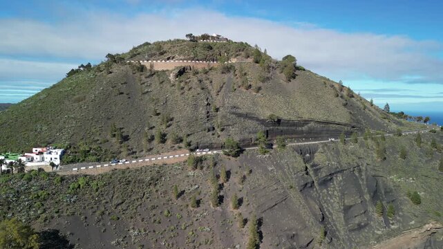 Gran Canaria - Hiszpania - Caldera de Bandama
to imponujący krater wulkaniczny o głębokości ok. 200-216 m i średnicy ponad 1000 m nagrany z drona