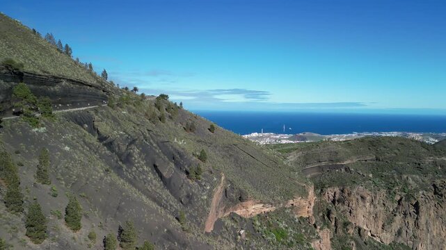 Gran Canaria - Hiszpania - Caldera de Bandama
to imponujący krater wulkaniczny o głębokości ok. 200-216 m i średnicy ponad 1000 m nagrany z drona