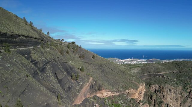 Gran Canaria - Hiszpania - Caldera de Bandama
to imponujący krater wulkaniczny o głębokości ok. 200-216 m i średnicy ponad 1000 m nagrany z drona