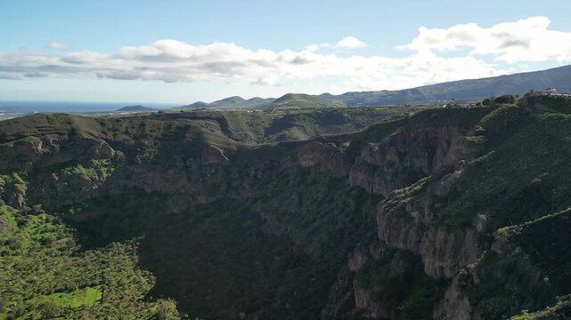 Gran Canaria - Hiszpania - Caldera de Bandama
to imponujący krater wulkaniczny o głębokości ok. 200-216 m i średnicy ponad 1000 m nagrany z drona