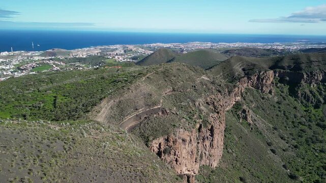 Gran Canaria - Hiszpania - Caldera de Bandama
to imponujący krater wulkaniczny o głębokości ok. 200-216 m i średnicy ponad 1000 m nagrany z drona