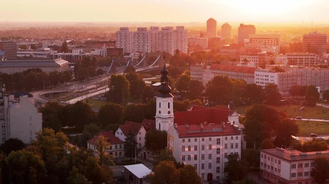 Panorama Wrocławia o wschodzie słońca &ndash; charakterystyczne budynki 
