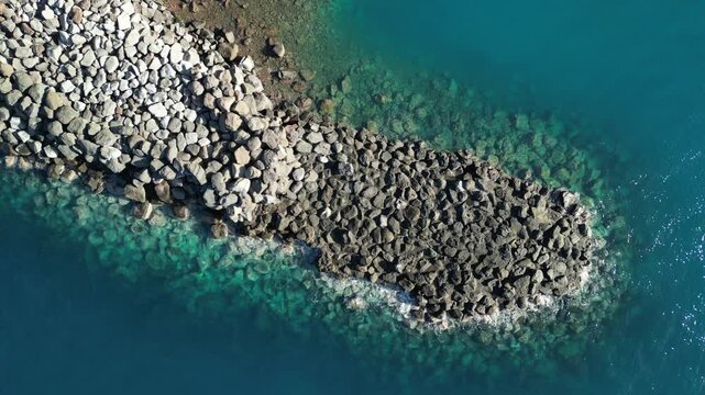 Plaża Amadores - Gran Canaria - Wyspy Kanaryjskie - Hiszpania - jedna z najpiękniejszych plaż z białym piaskiem na wyspie nagrana z drona