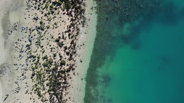 Plaża Amadores - Gran Canaria - Wyspy Kanaryjskie - Hiszpania - jedna z najpiękniejszych plaż z białym piaskiem na wyspie nagrana z drona