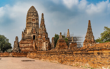 Naklejka premium Ayutthaya, Thailand – Buddhist temple Wat Chaiwatthanaram in Ayutthaya's historic city park.