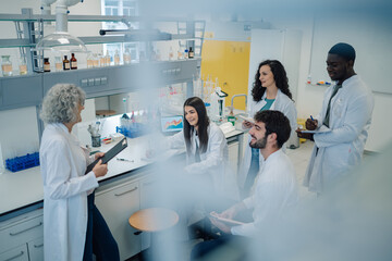 Obraz premium Diverse team of scientists collaborating in laboratory