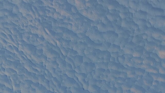 Ripresa aerea verticale dall'alto da drone di neve e ghiaccio con texture astratte in inverno. Movimento dal basso verso l'alto