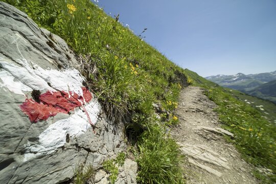 Trail marker on the Laufbacher-Eckweg, a demanding high-altitude hiking trail from H&ouml;fatsblick mountain station to Oytal, Allg&auml;u Alps, Allg&auml;u, Bavaria, Germany