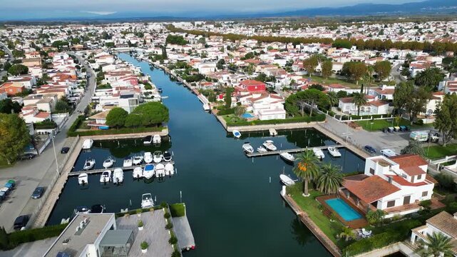 Empuriabrava, Kan&auml;le in der kleinen Stadt am Meer.