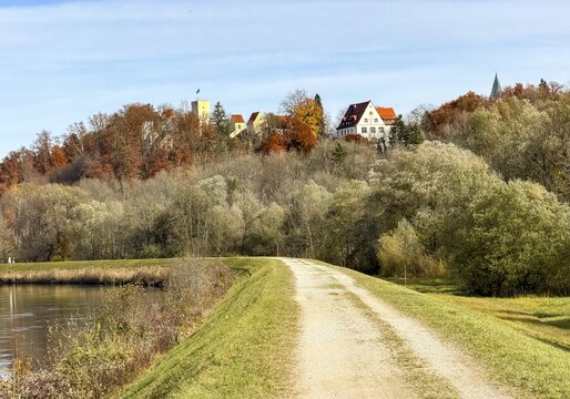 Trail on the Isar with a view of Gr&uuml;nwald with B&uuml;rg Gr&uuml;nwald, Gr&uuml;nwald, Bavaria, Germany