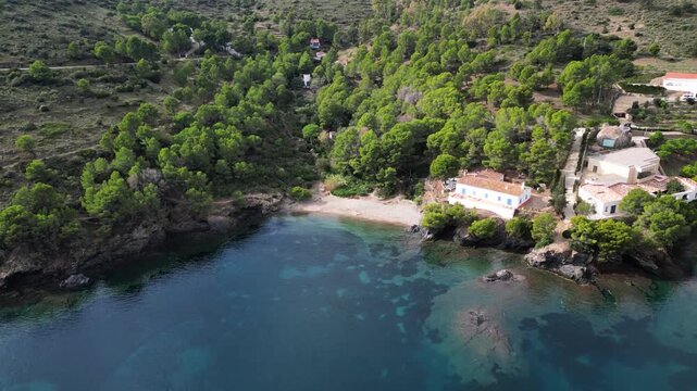 Kleiner Strand in Spanien, aufgenommen im November. Standort: Costa Brava.
