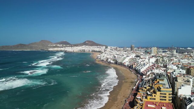 Las Palmas - Gran Canaria - Wyspy Kanaryjskie - Hiszpania - piękna plaża, miasto i ocean nagrane dronem.