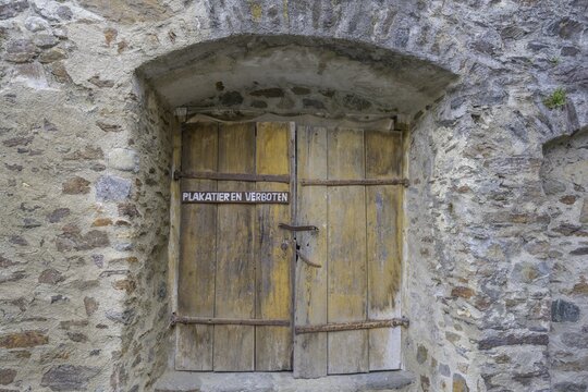 Posting Prohibited sign on old wooden door, Oberw&ouml;lz, Styria, Austria