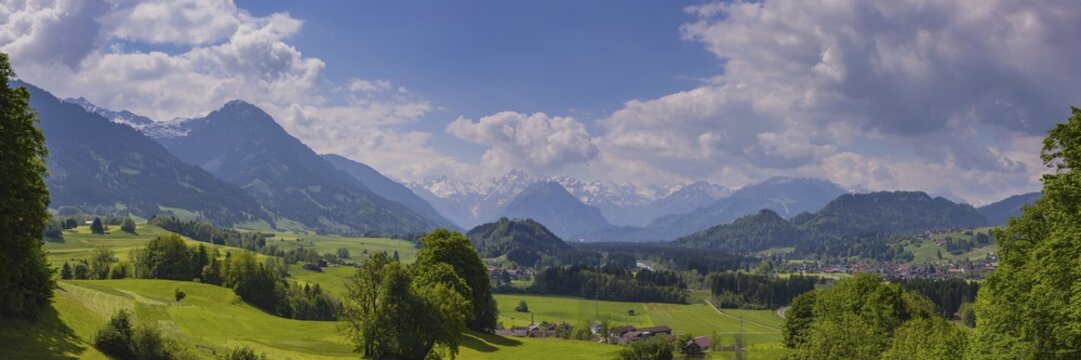 Panorama from the Malerwinkel into the Illertal with Sch&ouml;llanger castle church and Fischen, behind the Allg&auml;u Alps, Upper Allg&auml;u, Bavaria, Germany