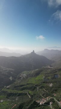 Gran Canaria &ndash; Wyspy Kanaryjskie &ndash; Hiszpania &ndash; Niesamowite widoki g&oacute;rskie uchwycone dronem. Szczyty g&oacute;rskie, chmury, las, skały i g&oacute;rskie drogi.
