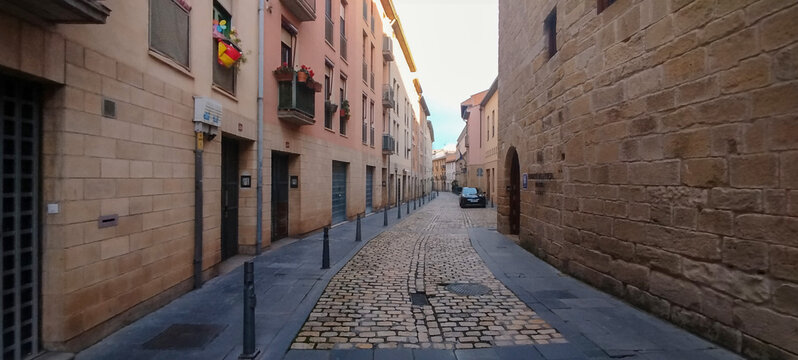 Calle peatonal estrecha y sombreada entre edificios de arquitectura tradicional bajo un cielo azul despejado en Logro&ntilde;o, Espa&ntilde;a