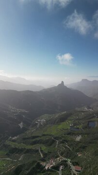 Gran Canaria &ndash; Wyspy Kanaryjskie &ndash; Hiszpania &ndash; Niesamowite widoki g&oacute;rskie uchwycone dronem. Szczyty g&oacute;rskie, chmury, las, skały i g&oacute;rskie drogi.