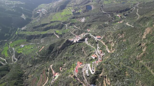Gran Canaria &ndash; Wyspy Kanaryjskie &ndash; Hiszpania &ndash; Niesamowite widoki g&oacute;rskie uchwycone dronem. Szczyty g&oacute;rskie, chmury, las, skały i g&oacute;rskie drogi.