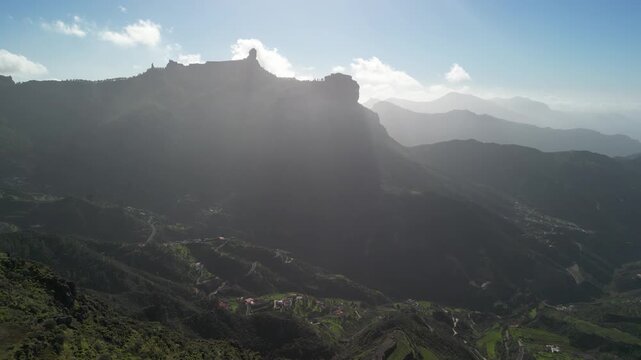 Gran Canaria &ndash; Wyspy Kanaryjskie &ndash; Hiszpania &ndash; Niesamowite widoki g&oacute;rskie uchwycone dronem. Szczyty g&oacute;rskie, chmury, las, skały i g&oacute;rskie drogi.