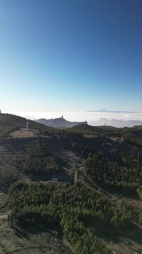 Gran Canaria &ndash; Wyspy Kanaryjskie &ndash; Hiszpania &ndash; Niesamowite widoki g&oacute;rskie uchwycone dronem. Szczyty g&oacute;rskie, chmury, las, skały i g&oacute;rskie drogi.