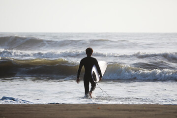 早朝のサーファー