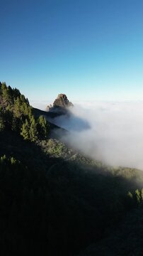 Gran Canaria &ndash; Wyspy Kanaryjskie &ndash; Hiszpania &ndash; Niesamowite widoki g&oacute;rskie uchwycone dronem. Szczyty g&oacute;rskie, chmury, las, skały i g&oacute;rskie drogi.