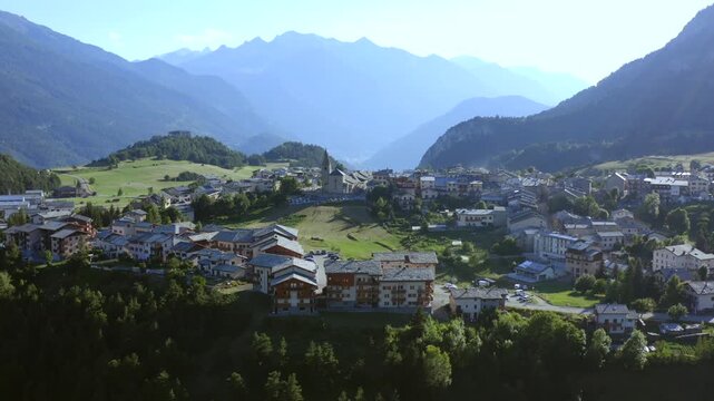 Panoramique sur village de montagne Aussois en &eacute;t&eacute;