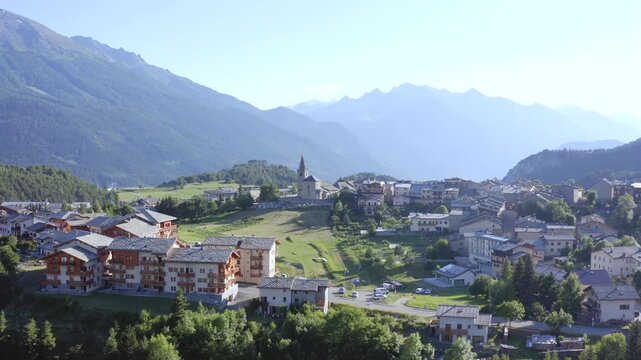 Panoramique sur village de montagne Aussois en &eacute;t&eacute;