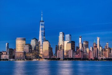 Obraz premium Illuminated New York City Skyline View at Dusk, New York