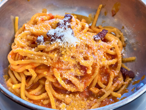 Tonnarelli alla Amatriciana mit echtem Guanciale aus Amatrice im Restaurant La Canonica in Trastevere