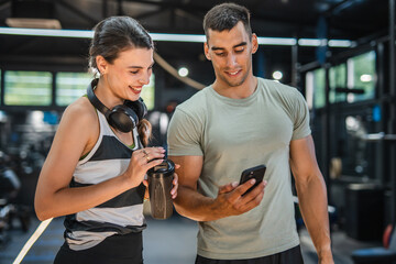personal trainer talk to client for exercise goal plan on mobile app