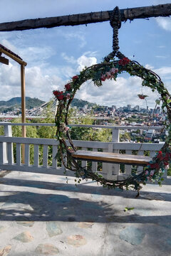 columpio decorado con flores y buenas vistas