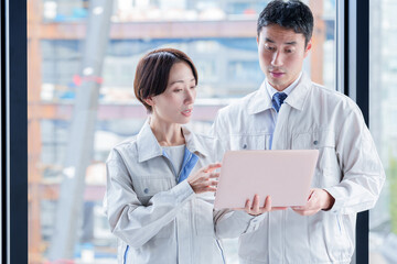 工事現場で打ち合わせをする作業員