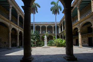 Obraz premium Palacio de los Capitanes Generales in Old Havana (Habana Vieja). It’s a late-18th-century colonial palace located at Plaza de Armas, and today it houses the Museo de la Ciudad de La Habana. 