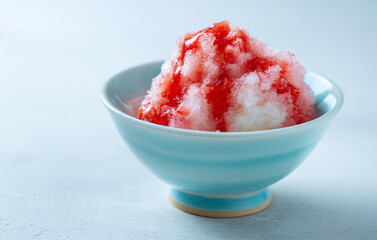 淡い水色の器で楽しむ和風いちごかき氷