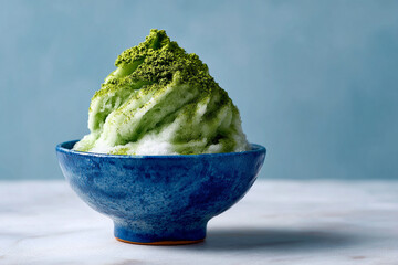 青い器に映える抹茶の和風かき氷