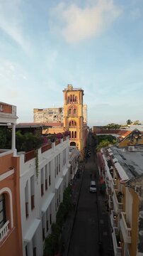 Vuelo din&aacute;mico FPV por las calles coloniales frente a la Universidad de Cartagena, fachadas hist&oacute;ricas, Colombia.