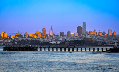 Obraz premium San Francisco Downtown Skyscrapers Golden Sunset Shoreline California